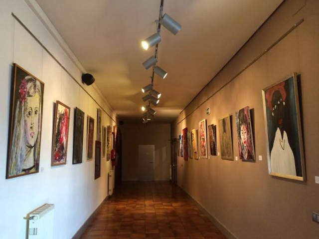 galeria con cuadros en las paredes